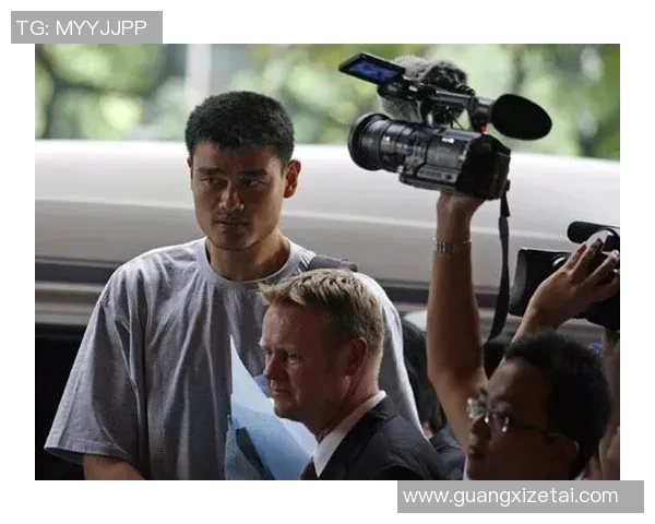 姚明身着西装展现优雅风范与运动魅力的完美结合